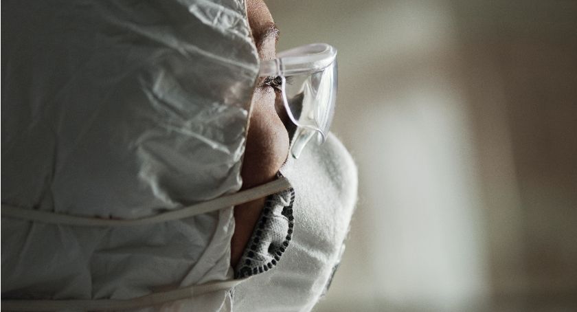 Kilkadziesiąt zakażeń i zgon. Nowe dane z Łomży i powiatu