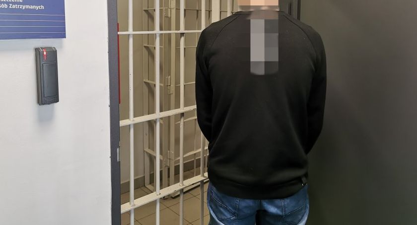 Łomża. Poszukiwany wpadł w ręce policji, bo jego kolega nie miał maseczki