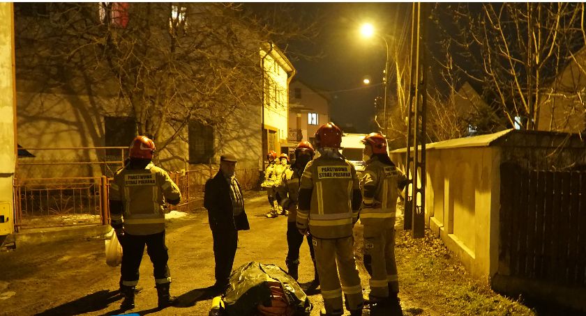 Mężczyzna zabarykadował się w mieszkaniu. Grozi, że wyskoczy przez okno [FOTO]