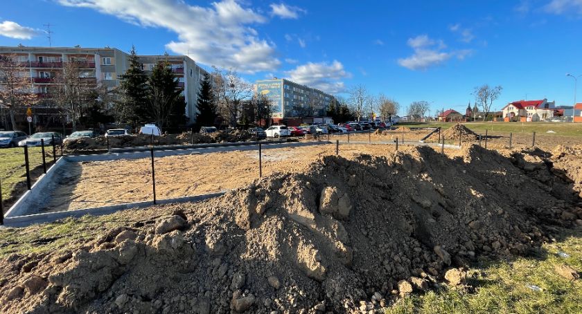 Labirynt i plac zabaw dla dzieci. Przy Szosie Zambrowskiej powstaje Mini Park [FOTO]
