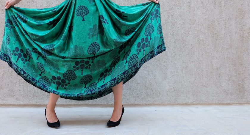 Sukienki wieczorowe połączeniem elegancji i kobiecości