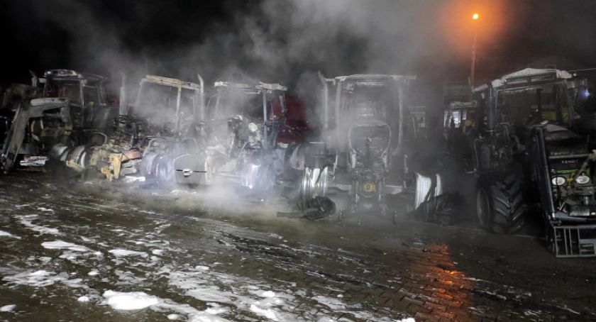 Pożar w komisie maszyn rolniczych. Straty są duże [FOTO]