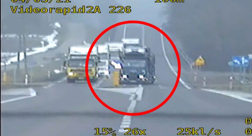 W wyprzedzaniu wysepka mu nie przeszkodziła. Ominął ją z lewej strony [VIDEO]