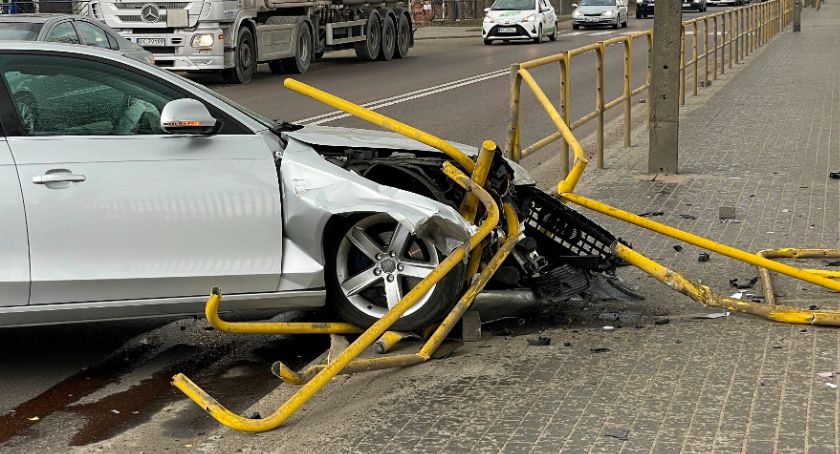 Kierowca wjechał w barierki ochronne na ul. Zjazd [FOTO]