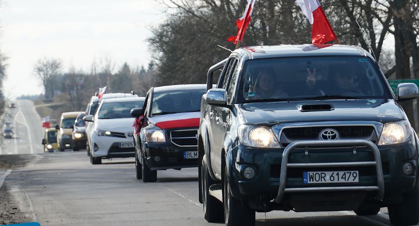 „Rządzą nami psychopaci”. Zmotoryzowany protest w Miastkowie i Łomży [VIDEO i FOTO]