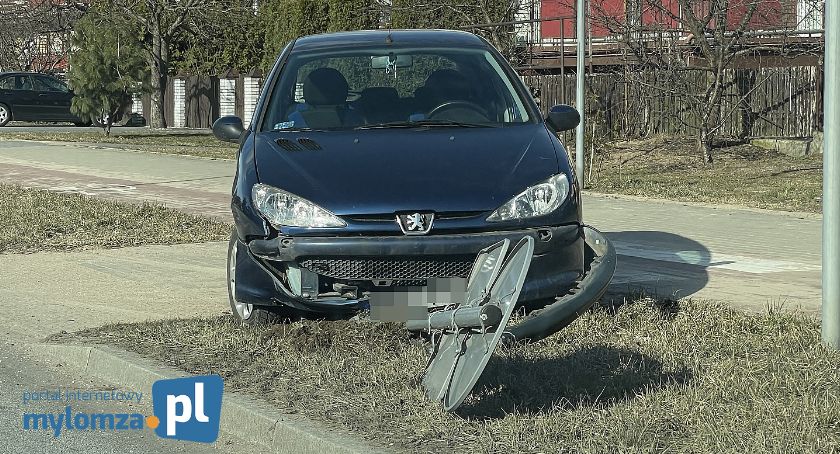 Łomża: Wpadła na znaki drogowe [FOTO]