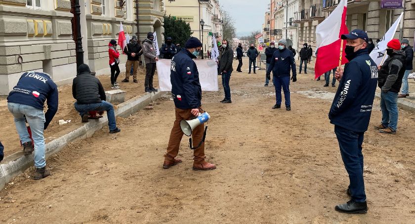 Rolnicy przed Sądem Okręgowym w Łomży. Doszło do przepychanki z policją! [FOTO][LIVE]