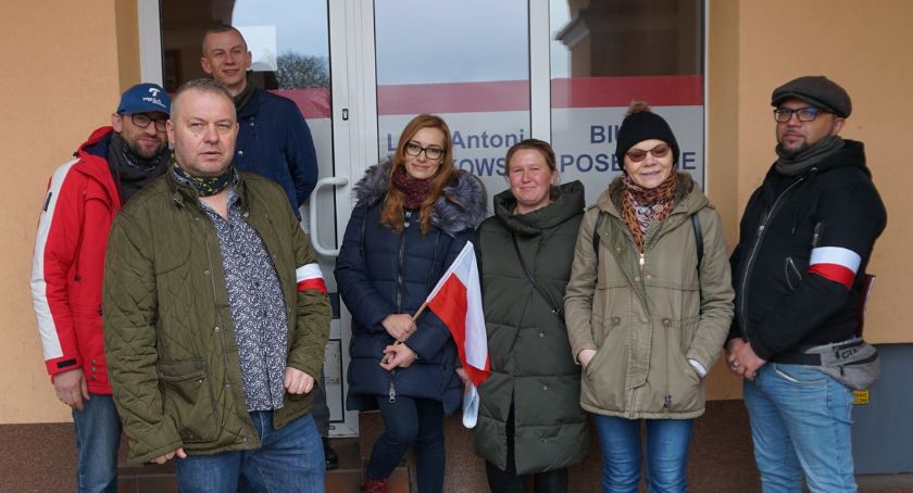 Grupa obywateli z petycją u posła Kołakowskiego [VIDEO]