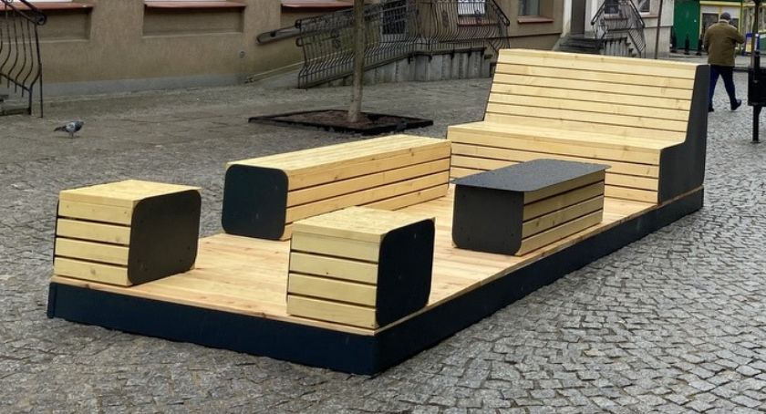Na Długiej pojawił się parklet. To miejsce do odpoczynku