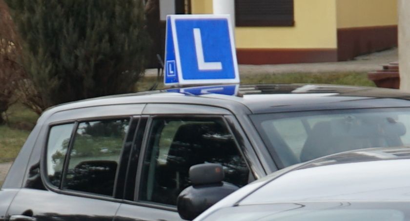 26-latka próbowała zdać egzamin na prawo jazdy za koleżankę. Myślała, że pomoże jej maseczka!