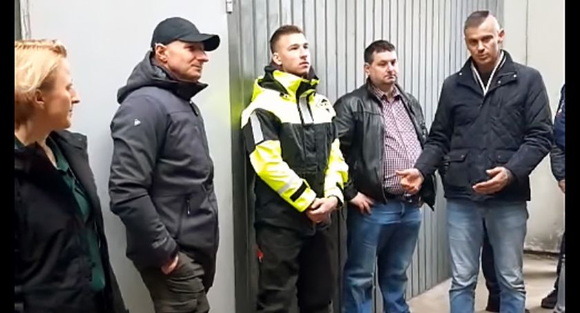 16-letni Bartek po tragicznej śmierci rodziców sam prowadzi gospodarstwo! Odwiedzili go rolnicy z Agrounii [VIDEO]