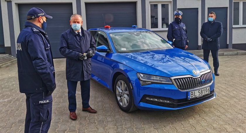 Nowy bat na piratów drogowych w Łomży! Policjanci otrzymali nieoznakowaną skodę [FOTO]