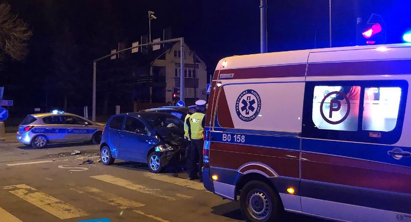 Zderzenie dwóch pojazdów na skrzyżowaniu. Jedna osoba w szpitalu [FOTO]