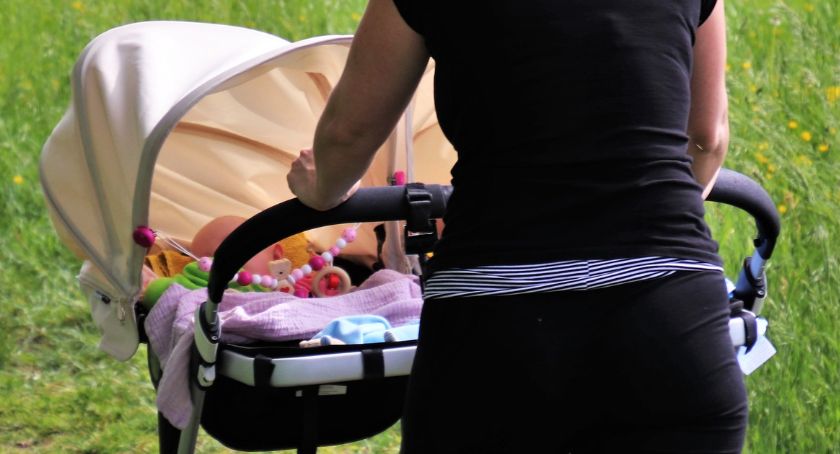 Mieszkanka Łomży odpowie za kradzież perfum. Chowała je w dziecięcym wózku