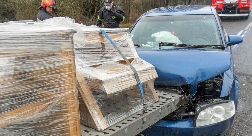 Wypadek na trasie Łomża - Ostrów Mazowiecka. Młody kierowca uderzył w przyczepę z meblami [FOTO]