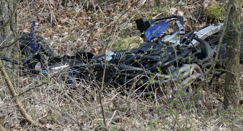 23-letni motocyklista zginął. Kierowca auta pieszo uciekł z miejsca wypadku