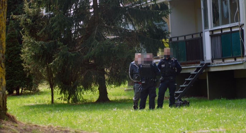 Łomża. Ojciec dziecka złapał zboczeńca! Pijany mężczyzna obnażał się przed nieletnimi