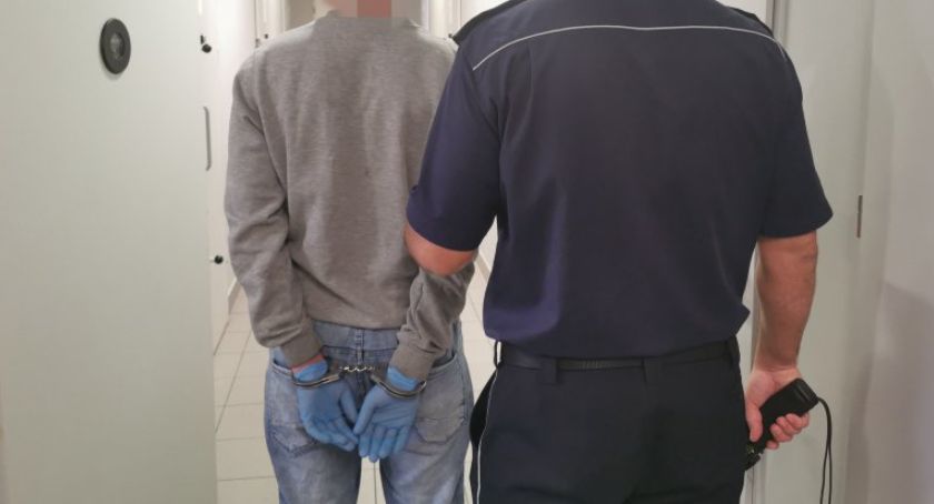 Złodziej w rękach łomżyńskich policjantów. Ukradł bluzy i groził pracownikowi nożem!