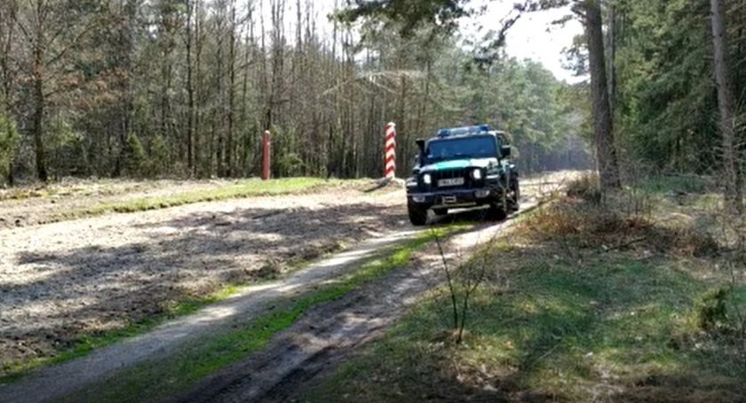 Cudzoziemcy nielegalnie przekroczyli naszą granicę. Zatrzymali ich podlascy strażnicy