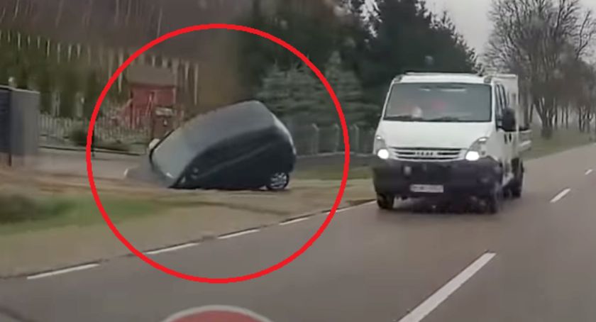 Wpadka w Elżbiecinie. Kierowca nie trafił w zjazd i wjechał do rowu [VIDEO]