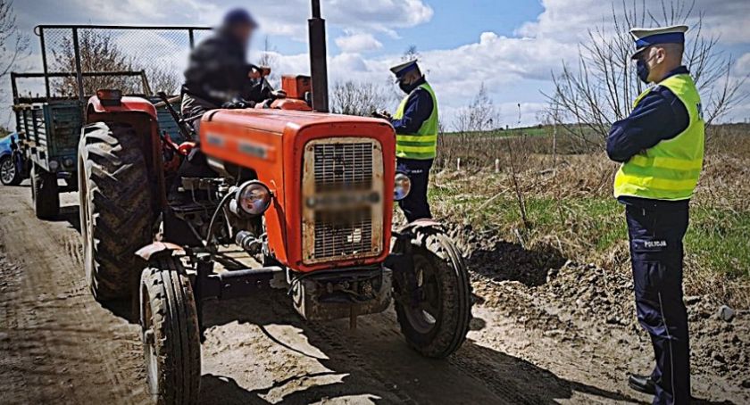 Policjanci kontrolują ciągniki rolnicze [FOTO]