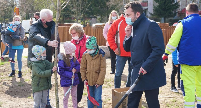 Klony i kasztanowce przy mini parku! W Łomży oficjalnie otwarto nowy obiekt rekreacyjny [VIDEO i FOTO]