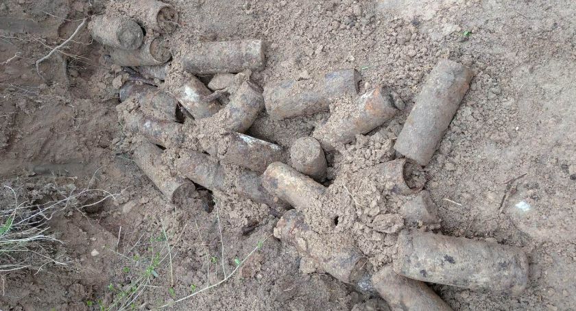 Ponad 20 niewybuchów ujawniono na posesji w Piątnicy. Na miejsce jadą saperzy! [AKTUALIZACJA]