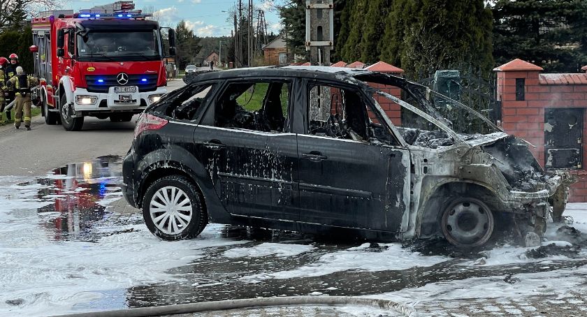 Citroen spłonął doszczętnie [FOTO]