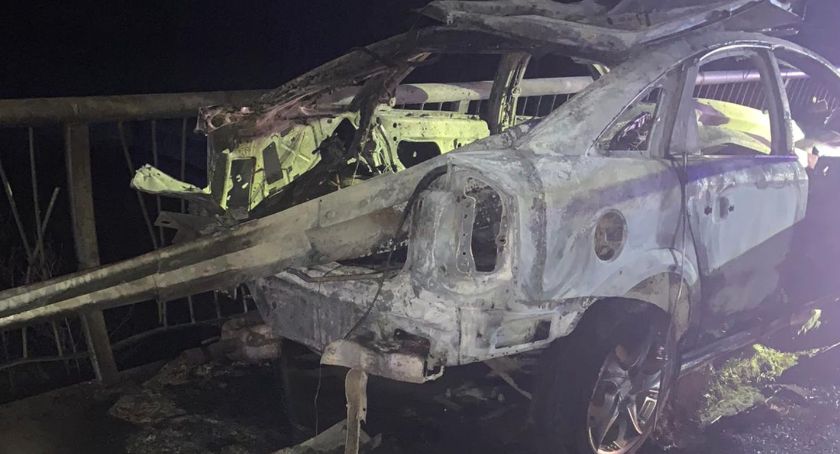 Makabryczny wypadek. W samochodzie spłonął 30-latek [FOTO]