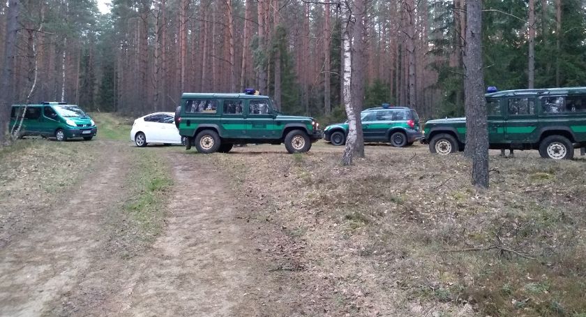 Strażncy graniczni zatrzymali organizatorów, pomocnika i grupę nielegalnych migrantów