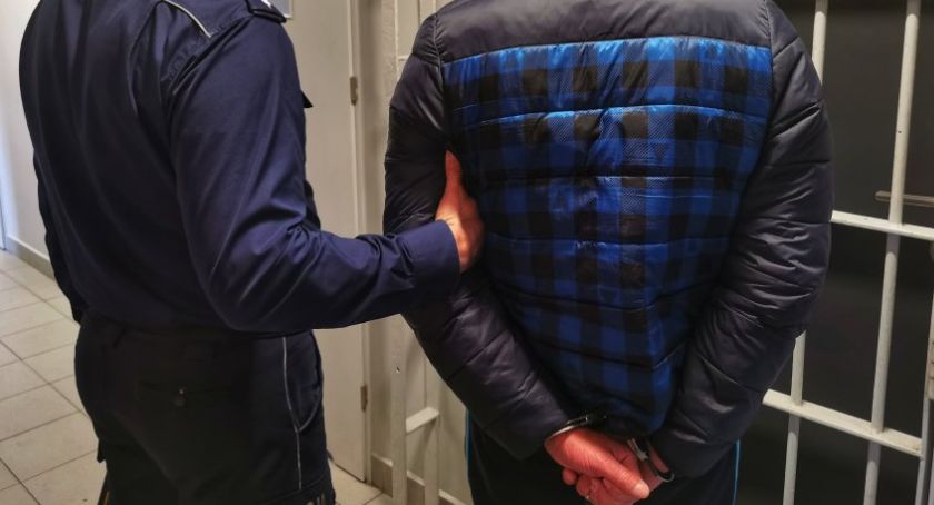 Przebijali opony i kradli cenne przedmioty! Zatrzymali ich łomżyńscy policjanci