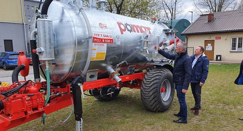 Różnie bywało, teraz ma być lepiej! Gmina kupiła wóz asenizacyjny
