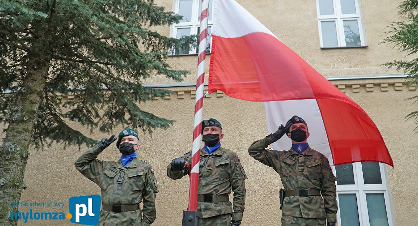 Biało-czerwona uroczyście podniesiona [VIDEO i FOTO]