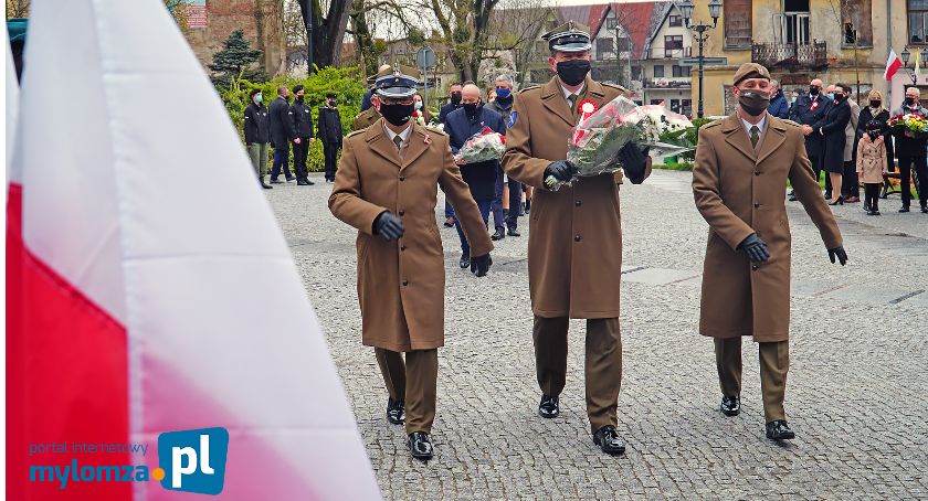 Kwiaty pod pomnikiem Żołnierzy 33 Pułku Piechoty [FOTO]