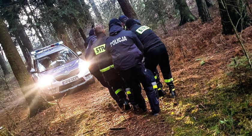 Zgubił się na spacerze w lesie. Wyczerpanego odnaleźli policjanci