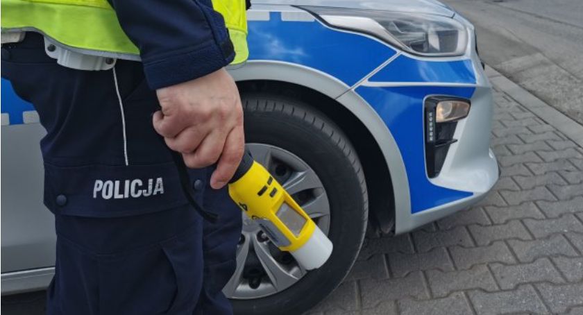 Pijani na drogach! Kierowca ciągnika nie był w stanie stać o własnych siłach