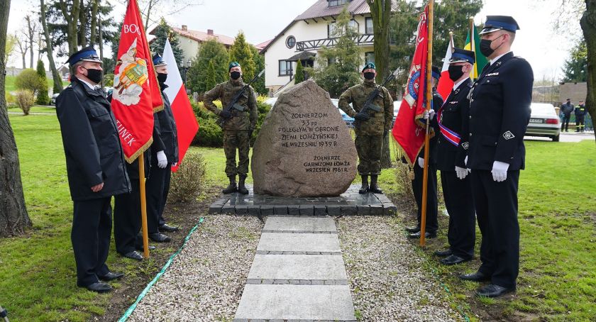 Kwiaty w rocznicę zakończenia II wojny światowej [FOTO]