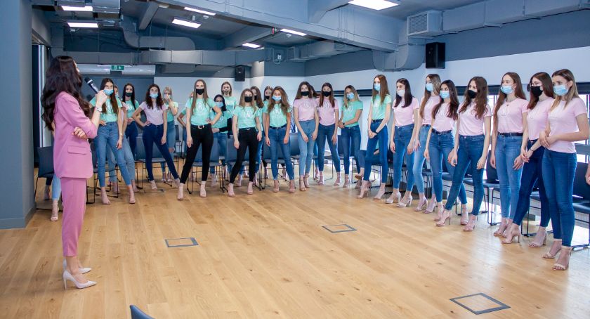 Finalistki konkursu Miss Ziemi Łomżyńskiej poczuły moc szpilek [VIDEO]
