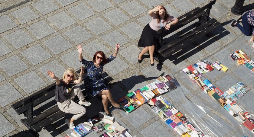 Biblioteczny happening książkowy [FOTO]