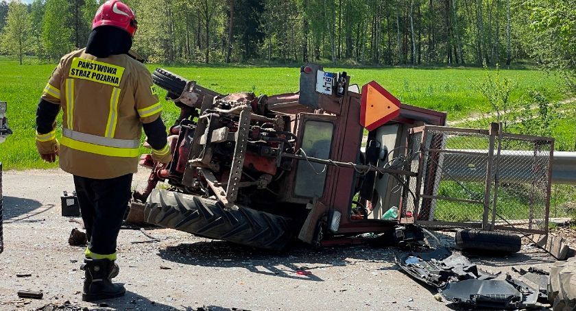 Wypadek ciągnika i osobówki na drodze Łomża - Nowogród. Dwie osoby w szpitalu [FOTO]
