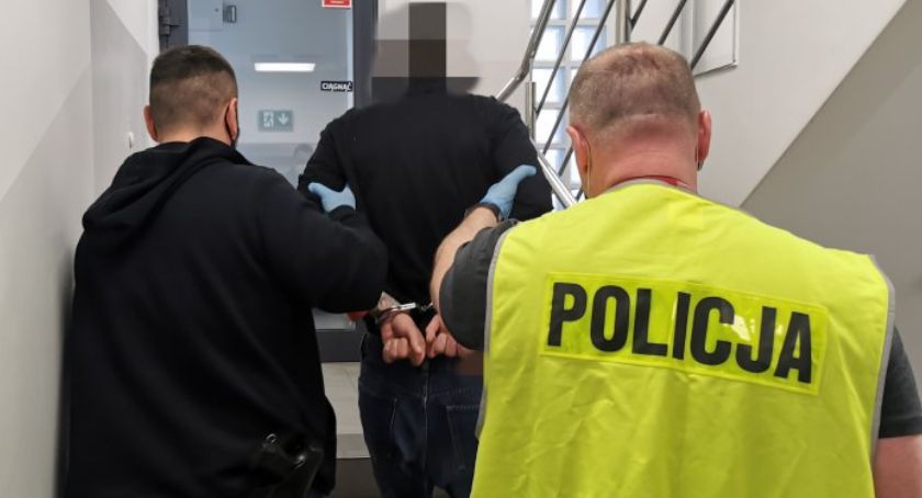 Sprawca kradzieży rozbójniczej zatrzymany przez policję. Nagrała go kamera monitoringu! [VIDEO]