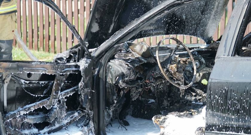 Spalone auto i niezidentyfikowane zwłoki