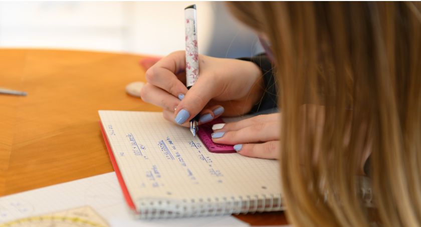 Uczniowie kolejnych klas wracają do szkół