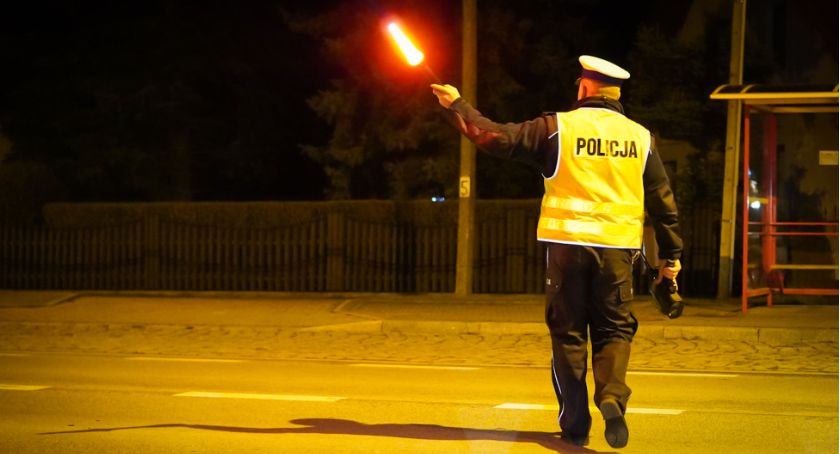 Pijany 19-latek i 43-latka bez uprawnień. Policjanci zatrzymali nieodpowiedzialnych kierowców