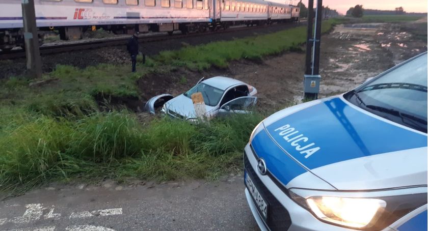 Wypadek na przejeździe kolejowym. Dwie osoby w szpitalu [FOTO]