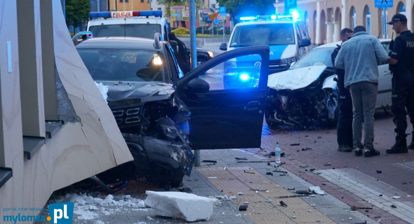 Wypadek na Giełczyńskiej. Dacia wbiła się w budynek KRUS-u [FOTO]