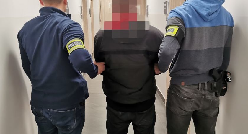 Wandal skakał po nagrobkach i rzucał zniczami! Policjanci zatrzymali mieszkańca Łomży
