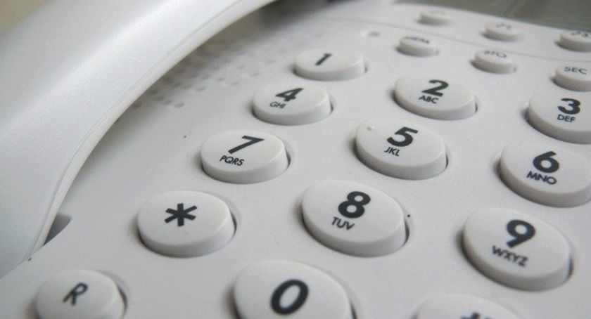 Łomżyńscy policjanci ostrzegają przed oszutami! Starsza kobieta chciała przekazać im 220 tysięcy złotych