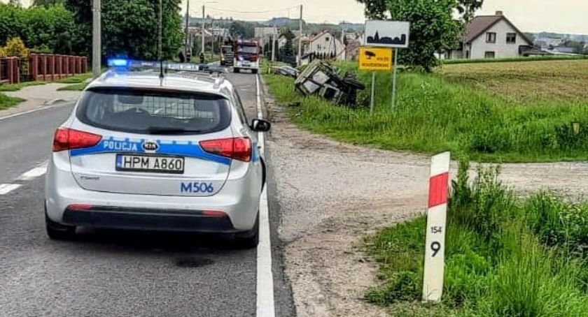 Wypadek w regionie. Kierowca ciągnika trafił do szpitala