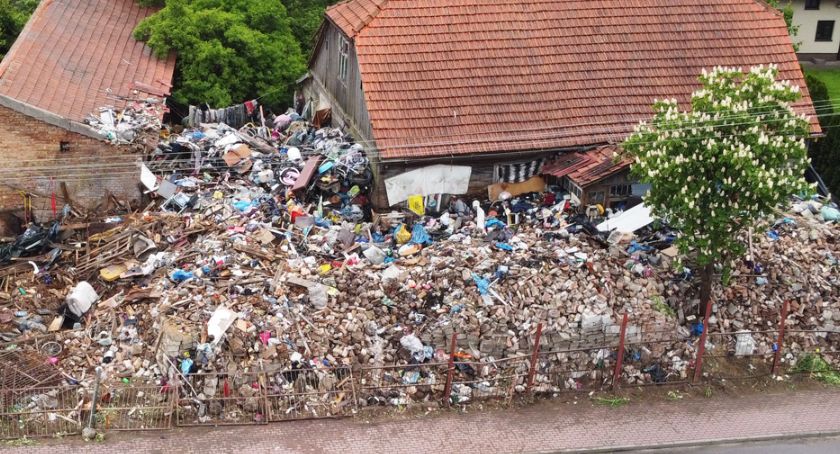 Dziesiątki ton odpadów wywieziono z posesji przy ul. Fortecznej w Piątnicy [VIDEO i FOTO]